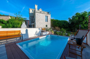 Dalmatinische Steinvilla mit Pool und Meerblick